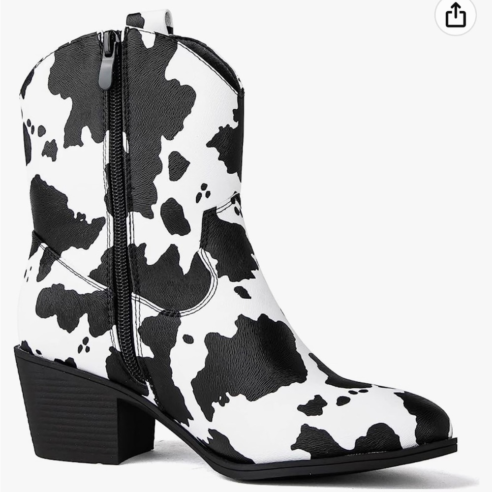 Cow cowgirl boots. Size 9.